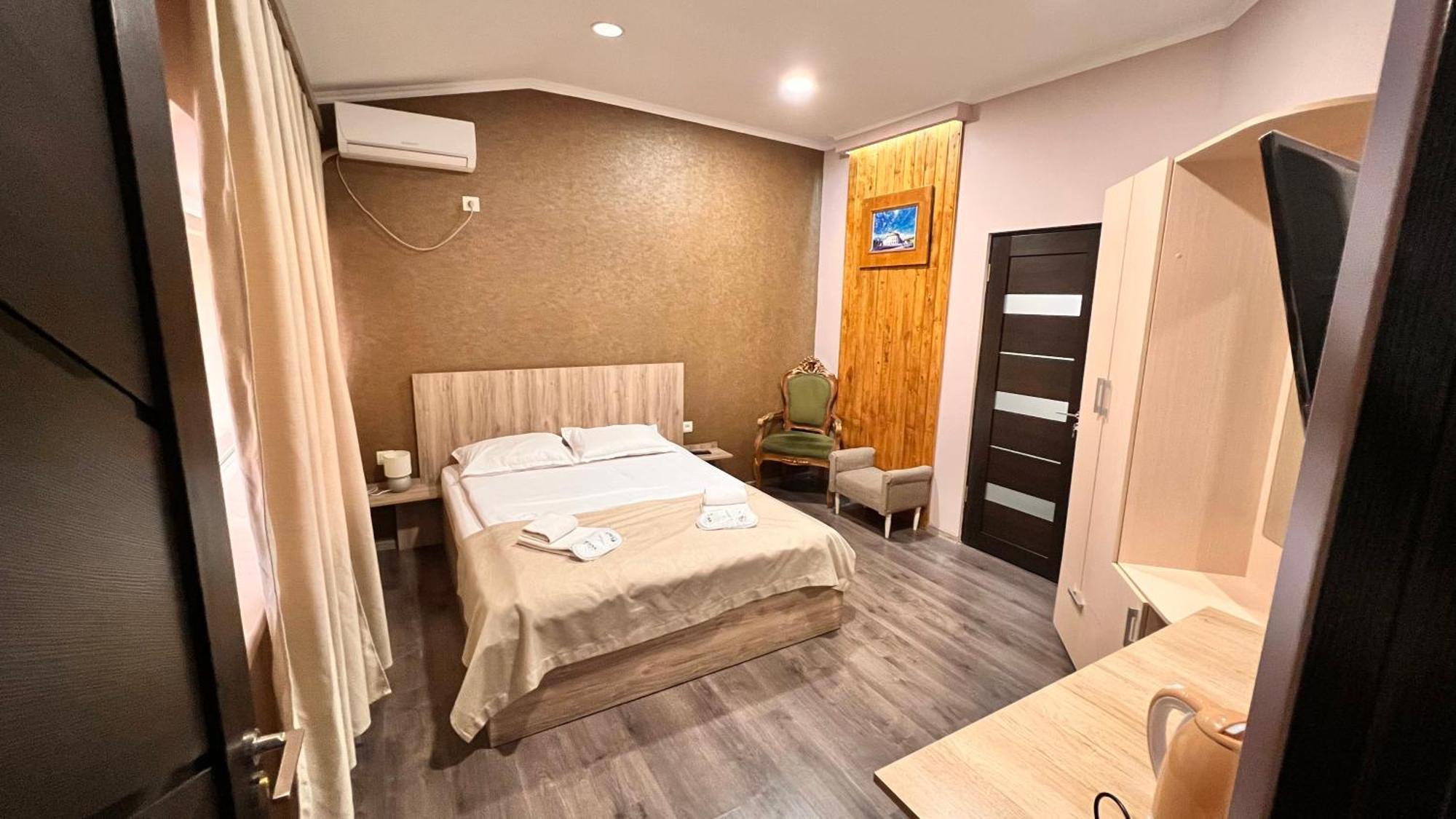 Elross Hotel Єреван Екстер'єр фото