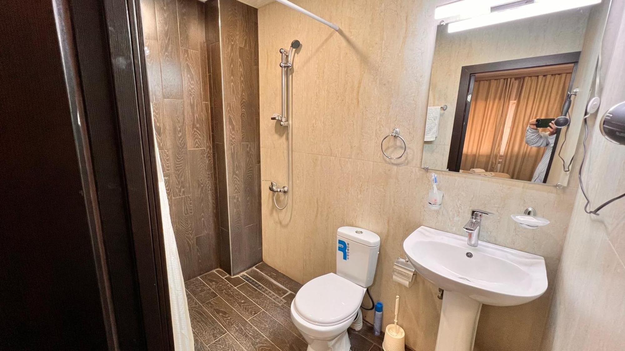Elross Hotel Єреван Екстер'єр фото
